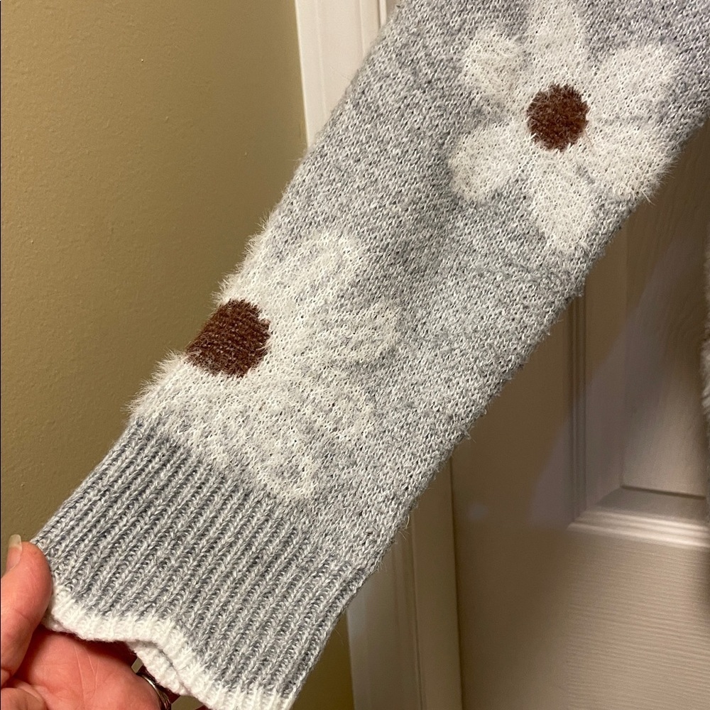 Grey | Knit | Daisy | Scalloped | V Neck | Long Sleeve | Sweater | Size S - Picture 6 of 15